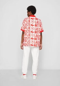 Lacoste X Netflix - Polo - Flour/Corrida -Tenues Mode Boutique 02e73fbf7e7347819002f804b1b87b87