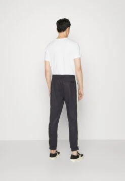 Lacoste Pantalon De Survêtement - Abysm -Tenues Mode Boutique 307ca38a33b347afa2a02aa4b35a8005