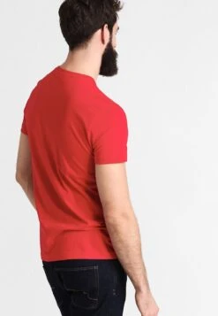 Lacoste T-Shirt Basique - Rouge -Tenues Mode Boutique 59992640ea9f4768bf20a6ae72d9dd1b