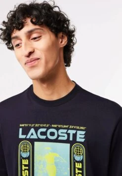Lacoste T-Shirt Imprimé - Bleu Marine Hde -Tenues Mode Boutique a82b6261b6f14c3fa9e17129f1836d8f