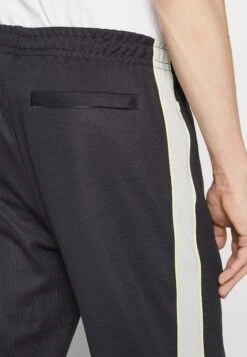 Lacoste Pantalon De Survêtement - Abysm -Tenues Mode Boutique db63e089a7814928ae8b24befbeb7a80